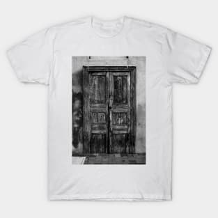 An Old Door in Milan, BW. Corso Lodi, 47 T-Shirt